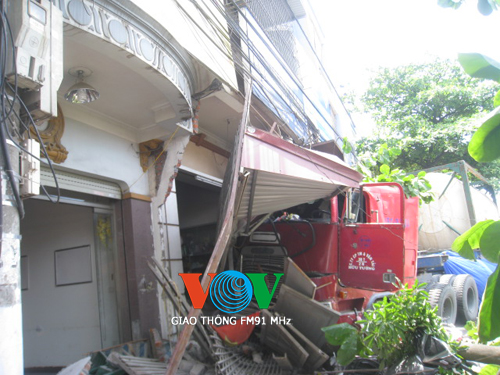 Hà Nội Xe tải chở container đâm vào 3 nhà dân, 1 người tử vong